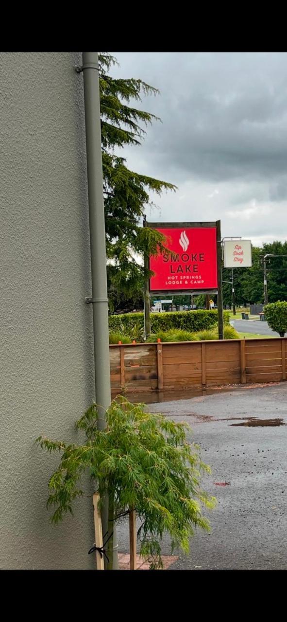 Smoke Lake Hot Springs Lodge & Camp Rotorua Exterior photo