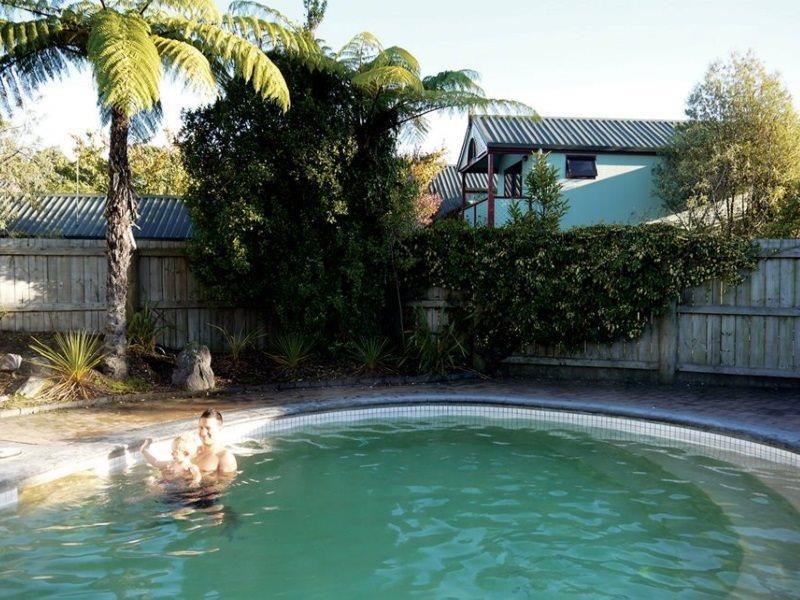 Smoke Lake Hot Springs Lodge & Camp Rotorua Exterior photo