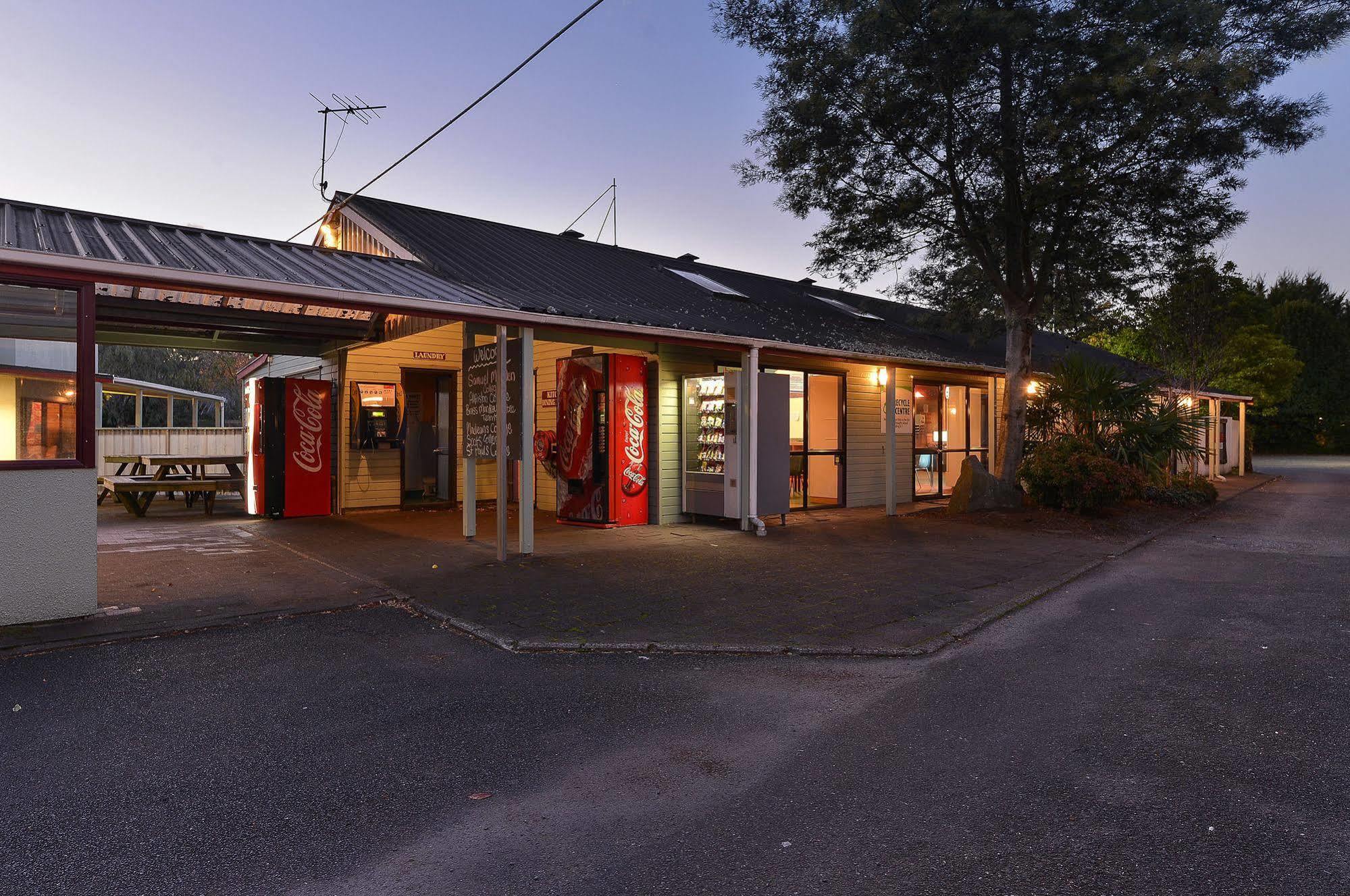 Smoke Lake Hot Springs Lodge & Camp Rotorua Exterior photo