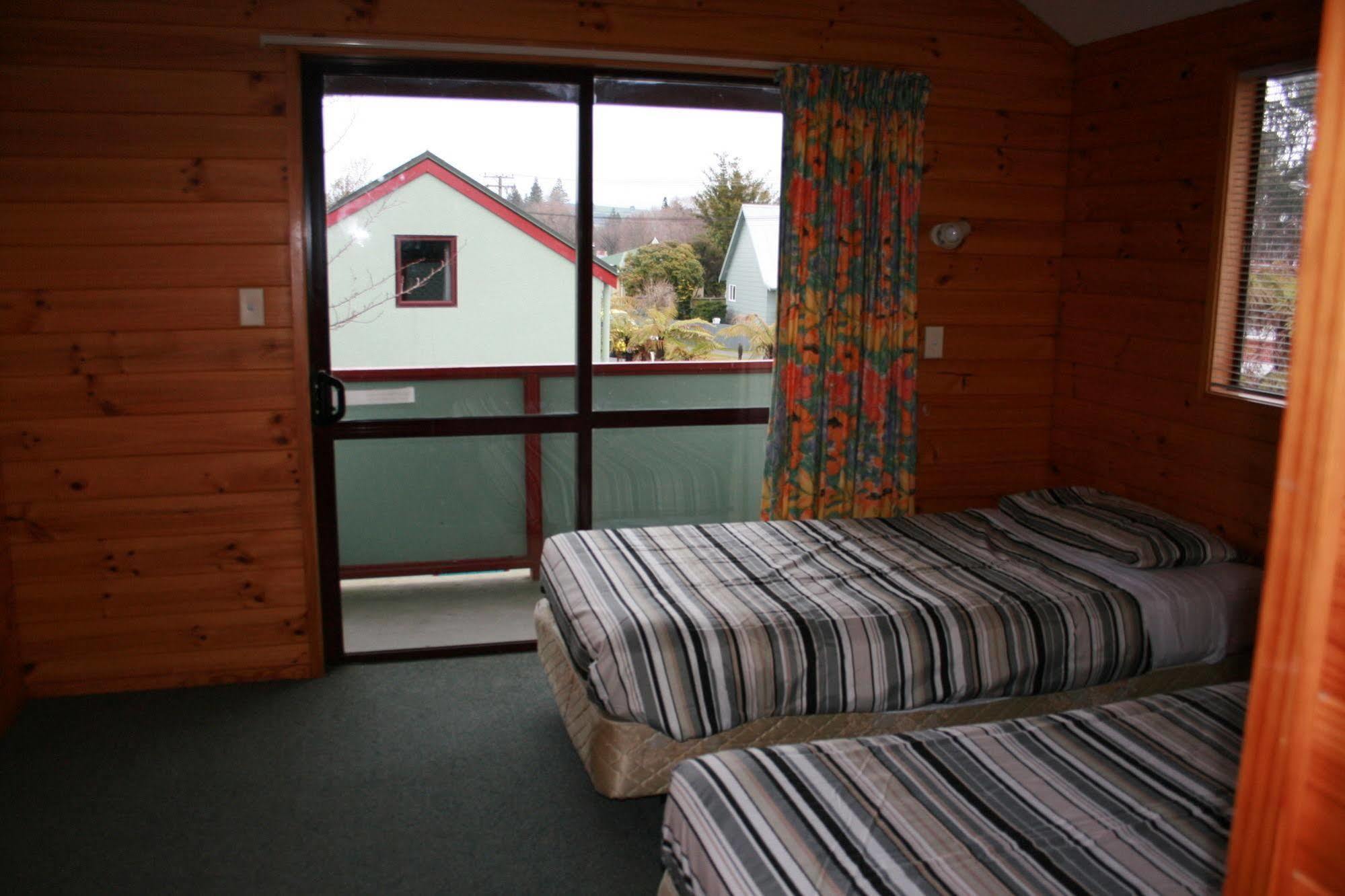 Smoke Lake Hot Springs Lodge & Camp Rotorua Exterior photo