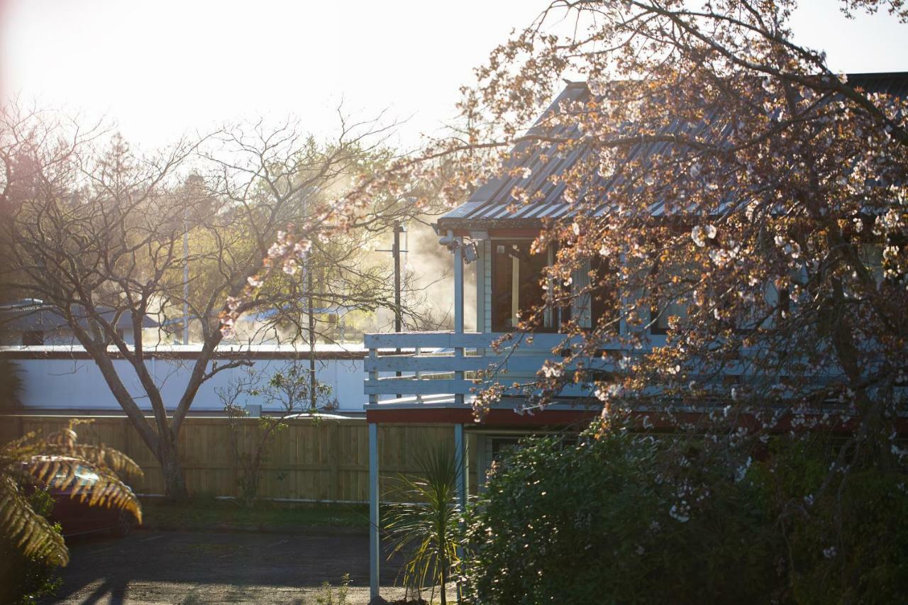 Smoke Lake Hot Springs Lodge & Camp Rotorua Exterior photo
